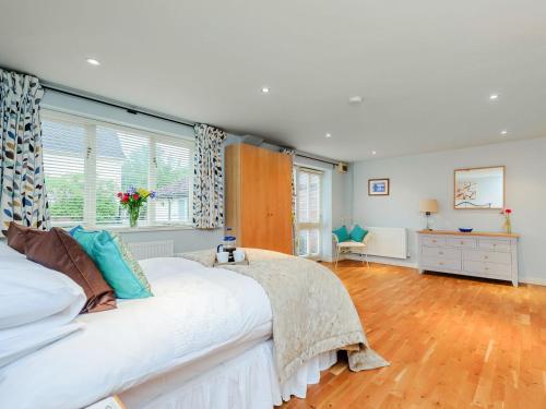 sypialnia z dużym białym łóżkiem i oknem w obiekcie Coachmans Cottage - Uk11449 w mieście Mellis