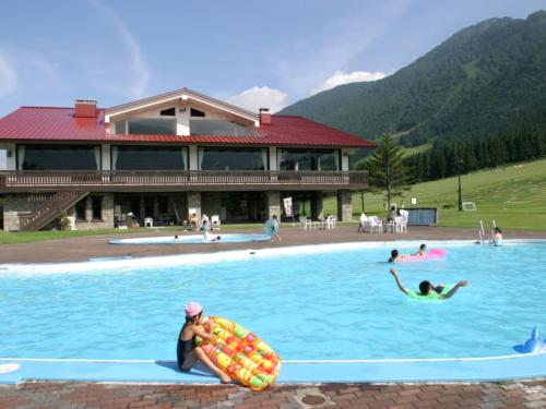 een groep mensen in een zwembad bij Hotel Onikoube in Osaki