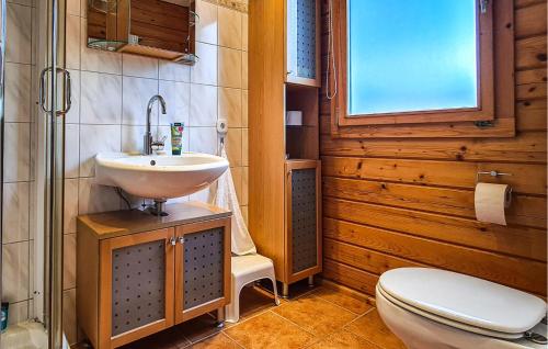 a bathroom with a toilet and a sink at 2 Bedroom Gorgeous Home In Boiensdorf in Boiensdorf