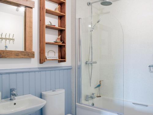 ein Bad mit einer Dusche, einem WC und einem Waschbecken in der Unterkunft The Hays in Burton