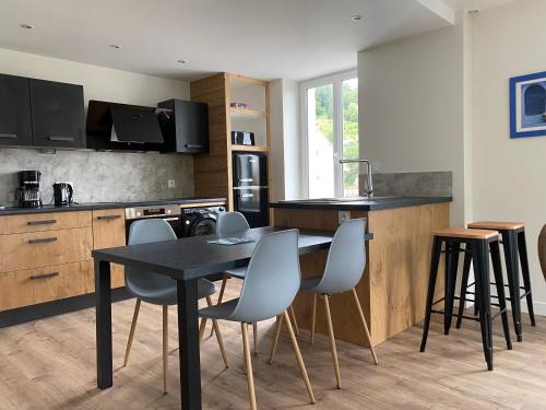 Dapur atau dapur kecil di Les 4 flocons à 100m lac et du centre ville , wifi, parking, sauna
