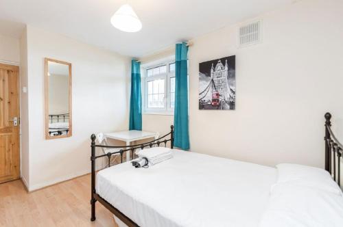 1 dormitorio con 2 camas, mesa y ventana en APlaceToStay Central London Apartment, Zone 1 BON, en Londres