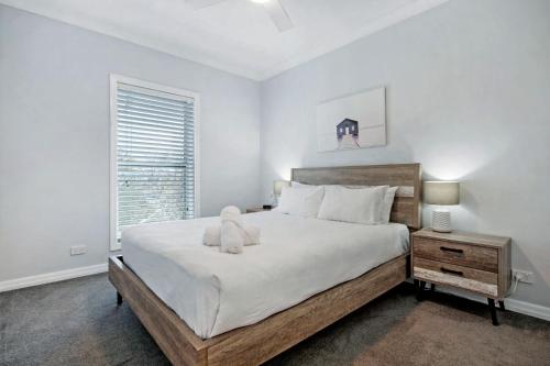 מיטה או מיטות בחדר ב-3br Broadbeach Lakefront Apartment
