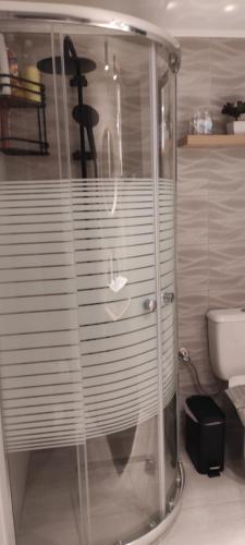 uma cabina de duche em vidro numa casa de banho com WC em Ilianna's Home Β3 - Marina,Kalamata em Kalamata