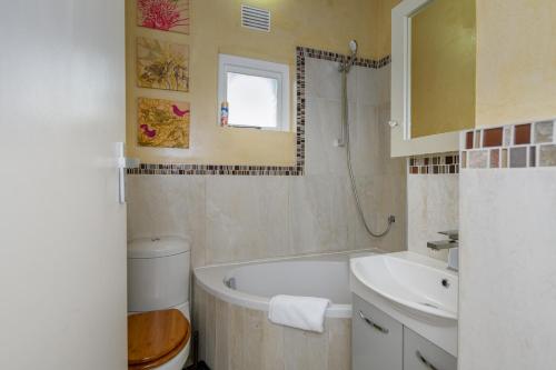 een badkamer met een bad, een toilet en een wastafel bij San Lameer Villa 3104 - 3 Bedroom Superior - 6 pax - San Lameer Rental Agency in Southbroom