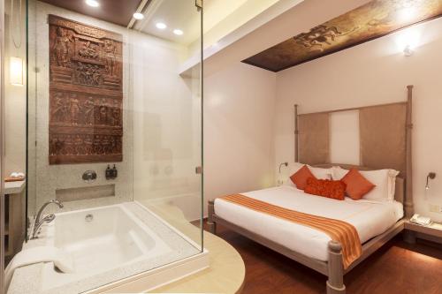 Koupelna v ubytování Le Sutra Hotel, Khar, Mumbai