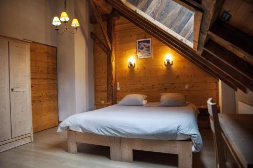 MercuryにあるChalet La Ferme de Noemieの木製の壁のベッドルーム1室(ベッド1台付)