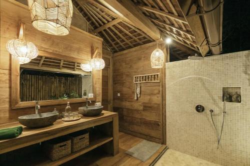 Phòng tắm tại Bingin Retreat - 2 BEDROOM BUNGALOWS