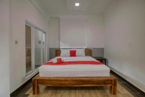 Postel nebo postele na pokoji v ubytování RedDoorz near Exit Toll Nusa Dua