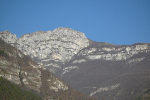 a mountain range with a blue sky in the background at Piccolo Fiore in Avio