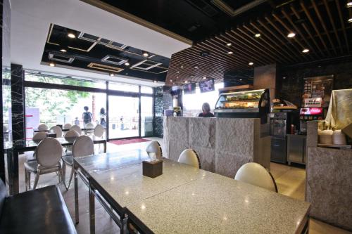 un restaurante con mesas, sillas y una barra en Shui Sha Lian Hotel - Harbor Resort, en Yuchi