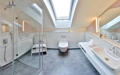 金齊希谷地哈斯拉赫的住宿－Hotel Gasthaus Mosers Blume，浴室配有卫生间、盥洗盆和淋浴。