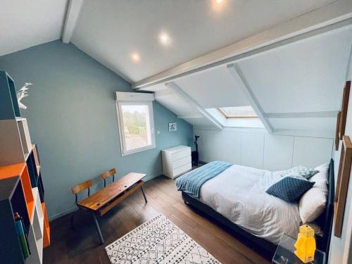 Schlafzimmer mit einem Bett, einem Tisch und einem Fenster in der Unterkunft Villa Metz / Amnéville 200m2 in Vigy