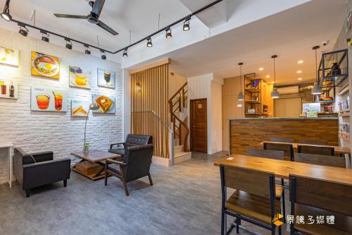 a dining room with a table and chairs at Harbour Enjoy Homestay in Yilan City