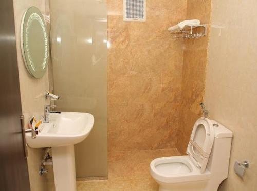 a bathroom with a toilet and a sink at شقق الراحه للشقق المخدومة in Jeddah