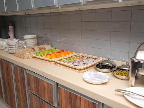 Un mostrador de cocina con varias cestas de fruta encima. en شقق الراحه للشقق المخدومة, en Yeda