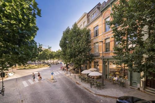 Une rue où les gens marchent dans une rue pavée dans l'établissement Quartier Le Sud, à Anvers