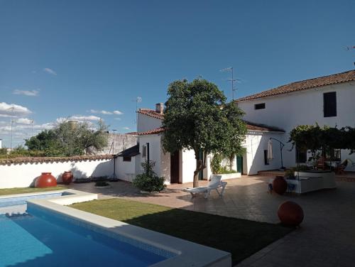 eine Villa mit einem Pool und einem Haus in der Unterkunft Sierra de Aracena Cala Huelva in Cala