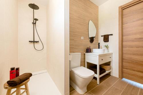 a bathroom with a toilet and a sink and a mirror at Estilo japandi Sardinero in Santander
