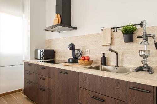 a kitchen with a sink and a counter top at Estilo japandi Sardinero in Santander