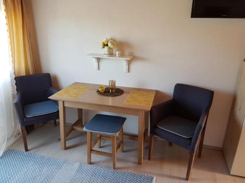 een tafel met twee stoelen en een tafel met een fruitschaal bij Apartments Snježana Carev in Jezera