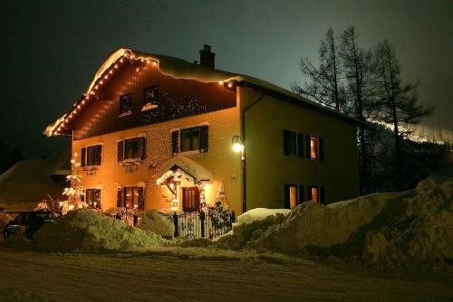 une maison avec des lumières de Noël sur son côté dans l'établissement Haus Kohl, à Semmering