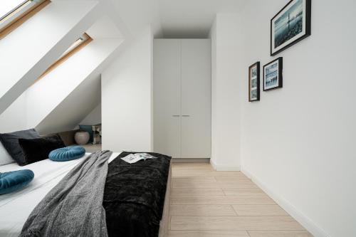 Tempat tidur dalam kamar di AbsyntApartments 24 Rynek Wrocław - MAMY WOLNE POKOJE !