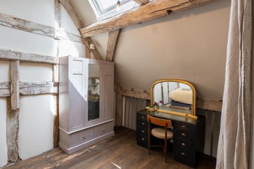 a dressing room with a vanity and a mirror at Boddington Mill, Enchanting 3 Bdr Retreat by Oriri in Cheltenham