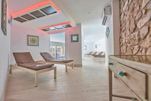 a living room with chairs and a table at Hotel Hermitage in Portoferraio