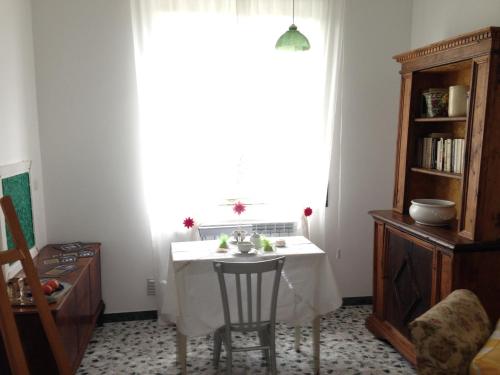 mesa pequeña en una habitación con ventana grande en A Casa di Ilaria, en Fermo