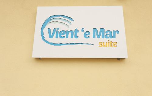a sign on a wall with the words worn and mar smile at Vient' e mar suite in Castellammare di Stabia