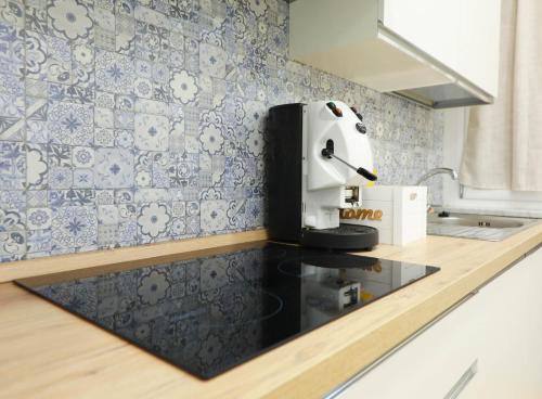 a kitchen with a coffee maker on a counter at Vient' e mar suite in Castellammare di Stabia