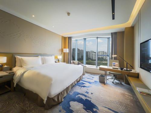 Postel nebo postele na pokoji v ubytování Wyndham Grand Plaza Royale Yuzhou Xiamen Wuyuan Bay