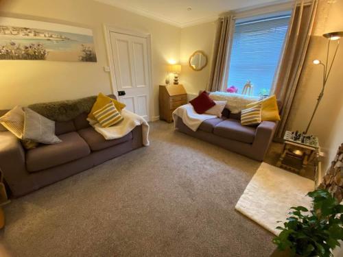 un soggiorno con divano e letto di Stunning Apartment in Newburgh Scotland sleeps 4 a Cupar