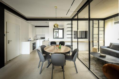 - une salle à manger et un salon avec une table et des chaises dans l'établissement Modern and Vibrant 2BR apartment with Private Balcony by Sea N' Rent, à Tel Aviv