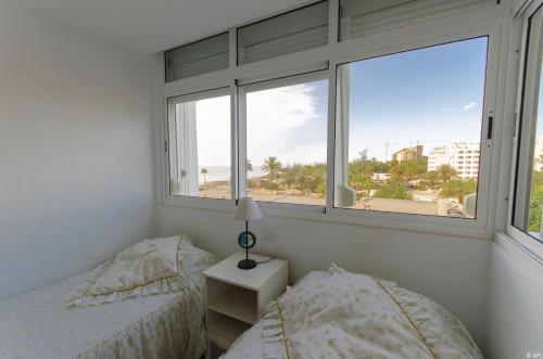 Postel nebo postele na pokoji v ubytování Holiday apartment with direct sea promenade access