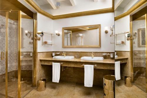 a bathroom with two sinks and a mirror at Hotel Abi d'Oru in Porto Rotondo