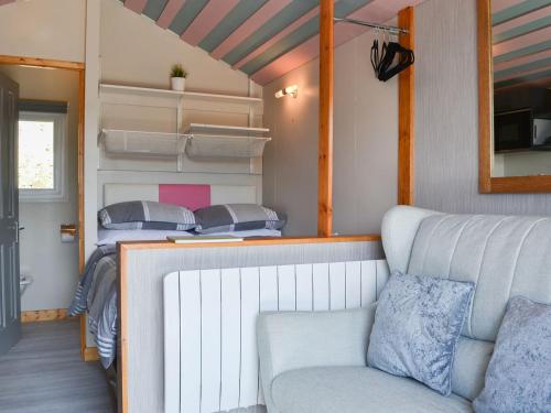 uma sala de estar com um sofá e 2 camas em The Rocking Lodge em Threlkeld
