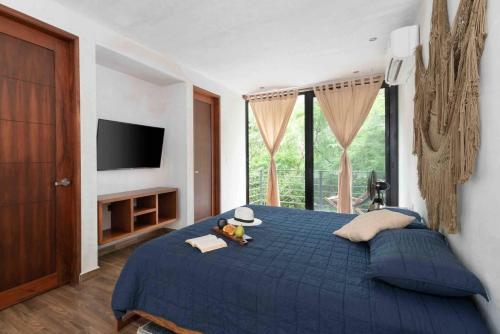 En eller flere senge i et værelse på Lovely 2-Bed Apartment in Tulum with Private Pool