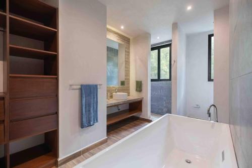 Et badeværelse på Lovely 2-Bed Apartment in Tulum with Private Pool