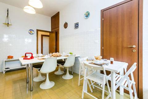 een eetkamer met witte tafels en witte stoelen bij B&B La Zucca in Bologna