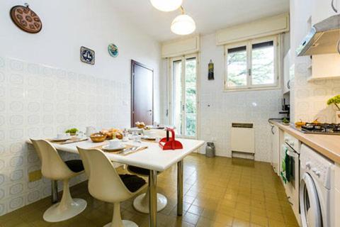 ボローニャにあるB&B La Zuccaのキッチン(白いテーブル、椅子付)