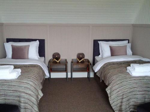 een kamer met 2 bedden en handdoeken erop bij Ardville in Talmine
