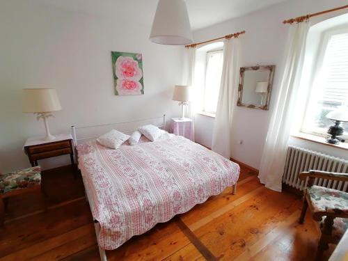 1 dormitorio con 1 cama y 2 ventanas en Os-Auszeit, en Oberschwarzach