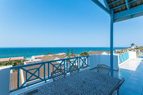 balcón con mesa, sillas y vistas al océano en Aruba 16, en Ballito