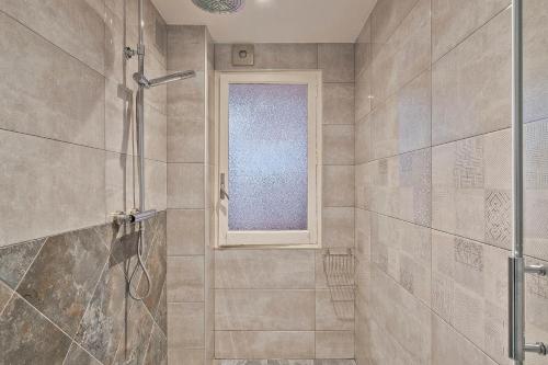 ein Bad mit einer Dusche und einem Fenster in der Unterkunft Apartament Mercado Central in Alicante