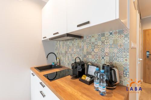 Kuchyň nebo kuchyňský kout v ubytování LABA Kołobrzeg Apartamenty Kasprowicza 20AB