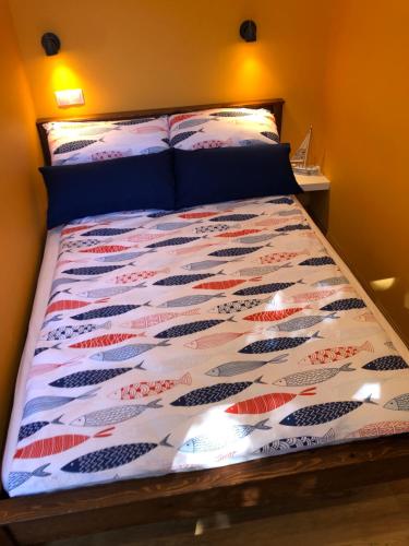 uma cama com uma colcha colorida num quarto em Apartment Windau em Ventspils