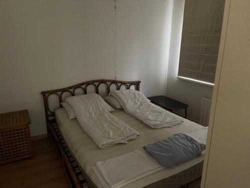 Cama o camas de una habitación en Vrijstaande 4 pers 3 slk vakantiebungalow 49