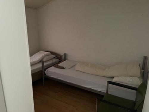 En eller flere senge i et værelse på Vrijstaande 4 pers 3 slk vakantiebungalow 49